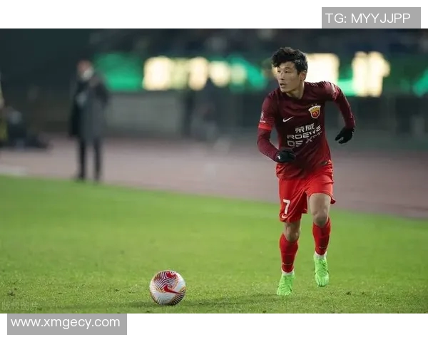 白云下的奇迹足球明星意外现身引发热议与欢呼