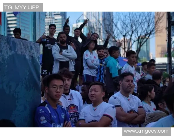 外国街头足球明星挑战赛引发热潮球迷热情参与展现技巧与魅力